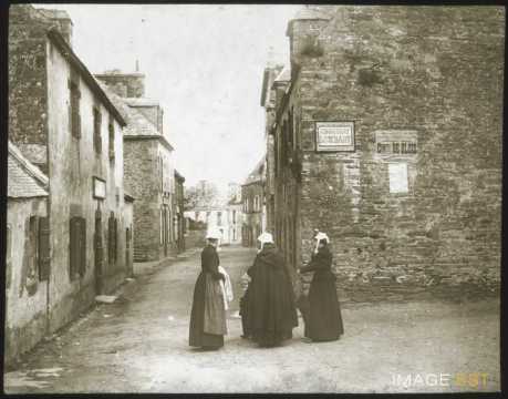Femmes dans une rue (Camaret-sur-Mer)